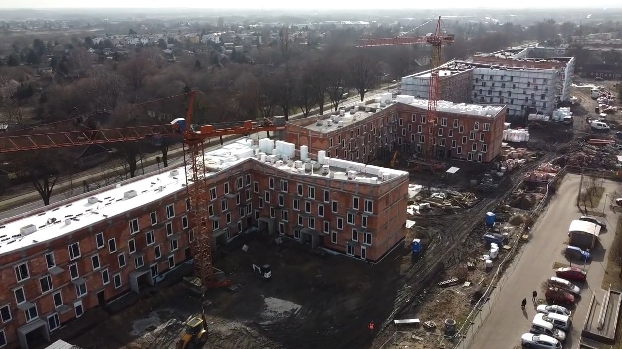 Zdjęcie z lotu ptaka pokazujące budowę bloków przy ul. Opolskiej