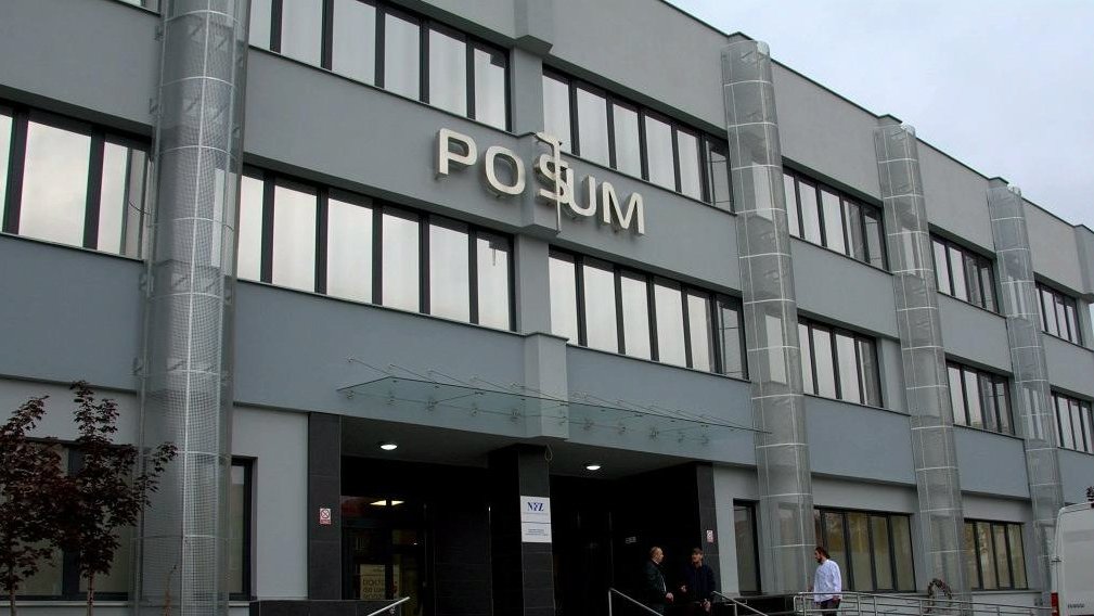 Zdjęcie przedstawia fasadę POSUM, w centrum główne wejście do budynku