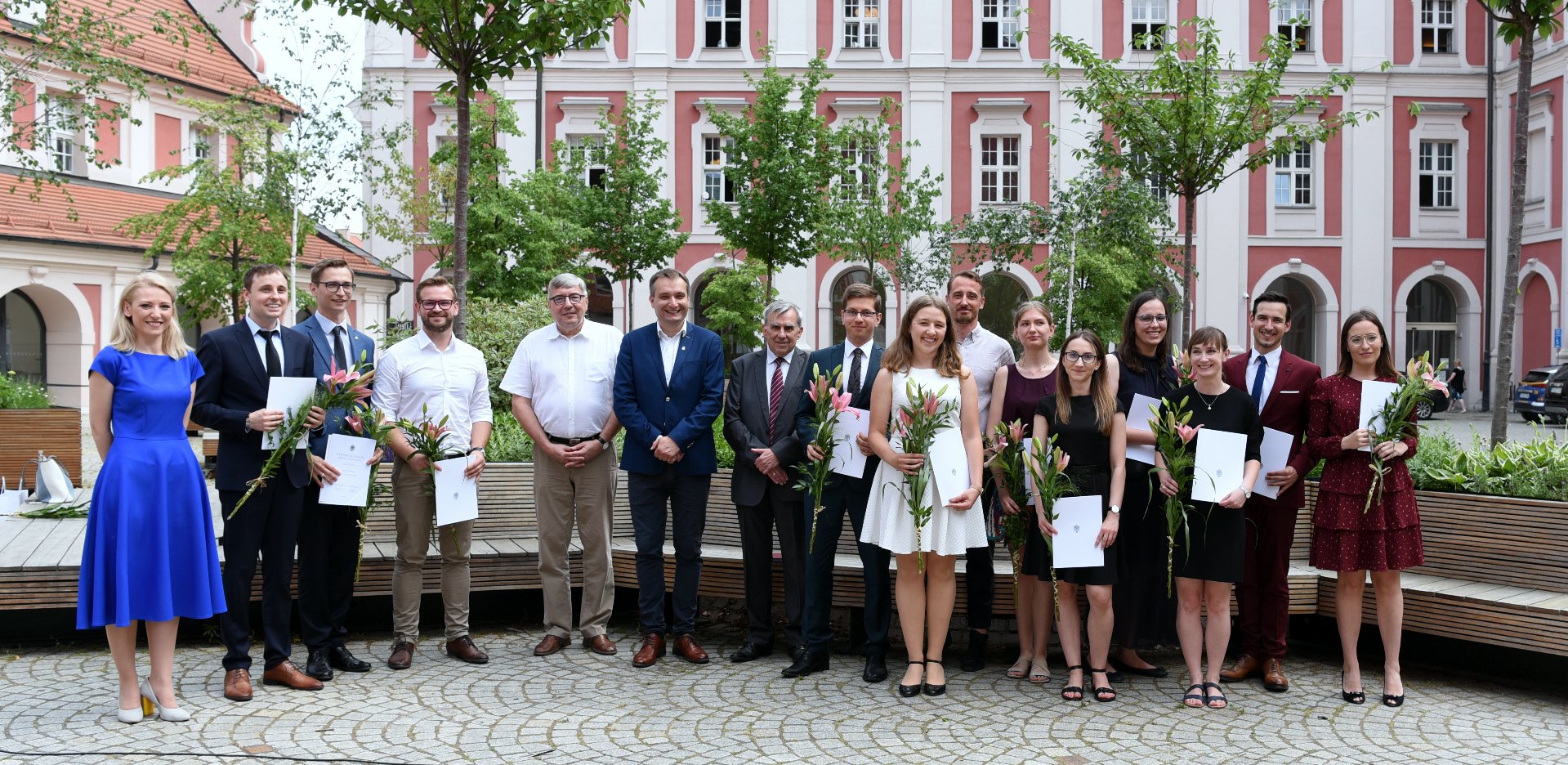 Na zdjęciu stypendyści na dziedzińcu urzędu miasta - zdjęcie grupowe - grafika artykułu