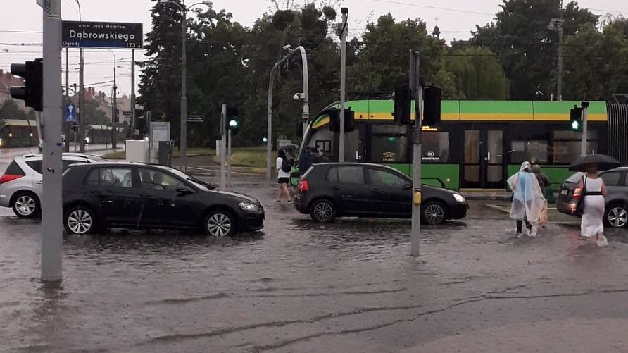 Na zdjęciu częściowo zalane wodą skrzyżowanie ul. Dąbrowskiego