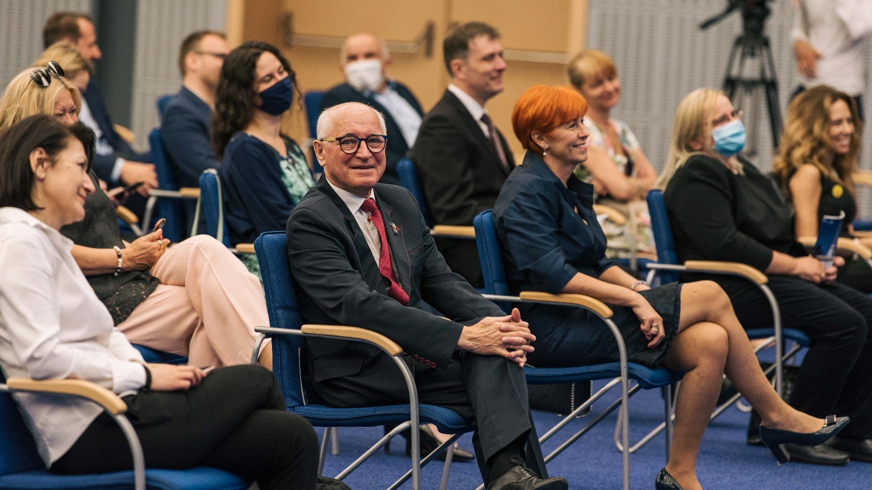 Radni i goście siedzący w Sali Ziemi