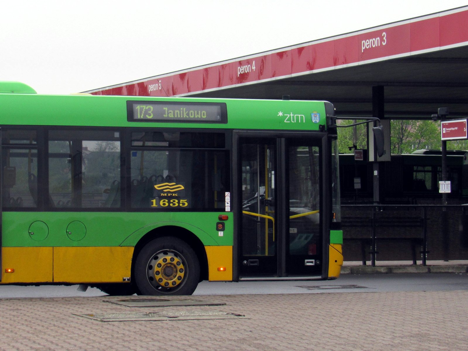 Zdjęcie przedstawia autobus linii nr 173 - grafika artykułu