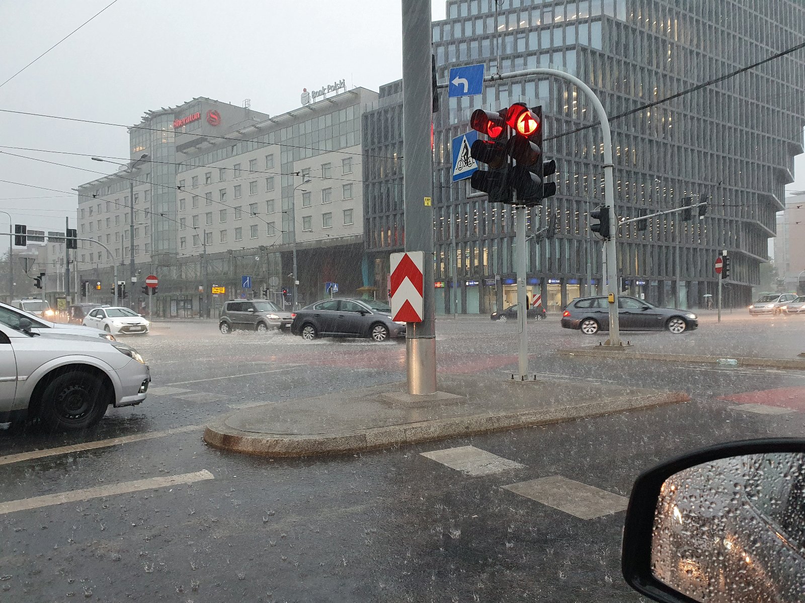 Zdjęcie przedstawia centrum Poznania podczas nawałnicy z 22 czerwca - grafika artykułu