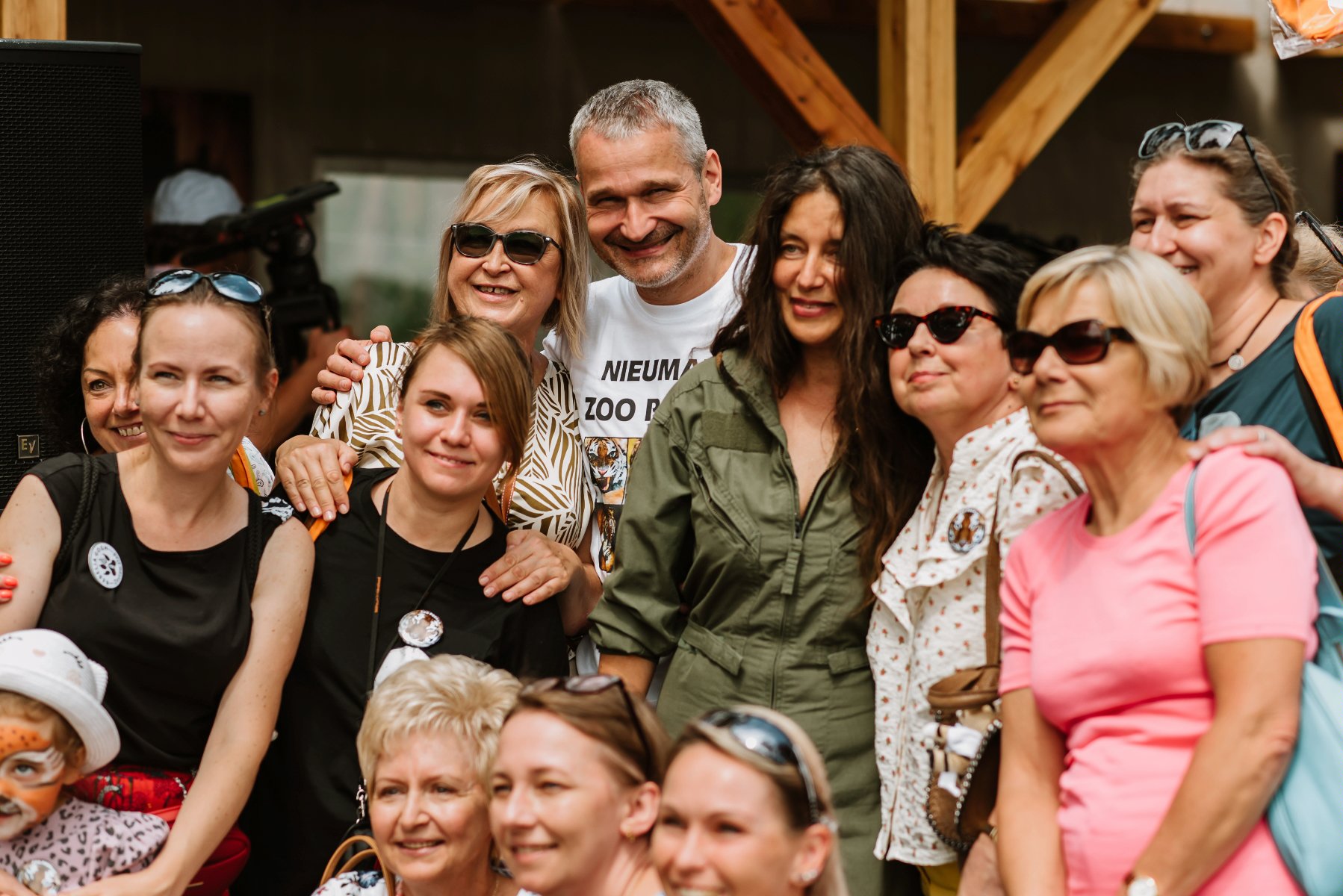 Na zdjęciu pracownicy zoo i goście pozują do zdjęcia, w środku Jędrzej Solarski, zastępca prezydenta Poznania i Ewa Zgrabczyńska, dyrektor zoo - grafika artykułu