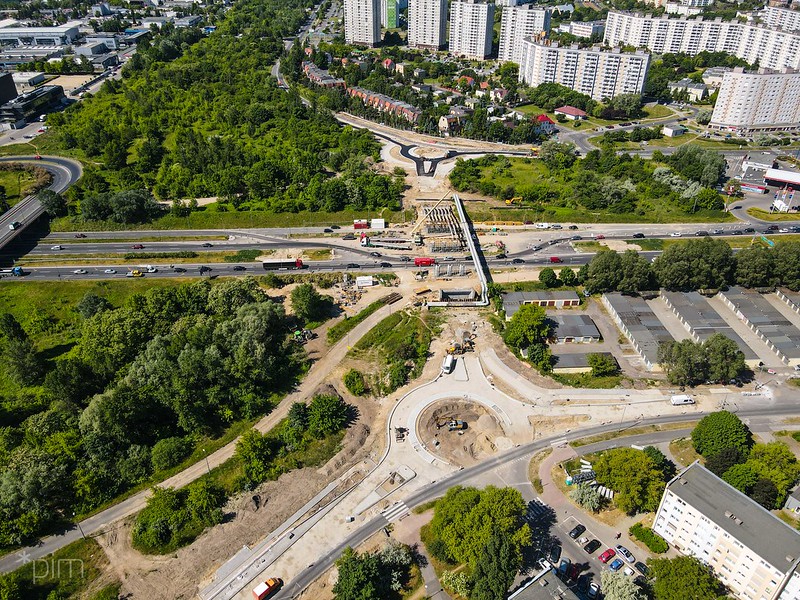 Zdjęcie z lotu ptaka na budowany wiadukt i układ komunikacyjny po obu jego stronach - grafika artykułu