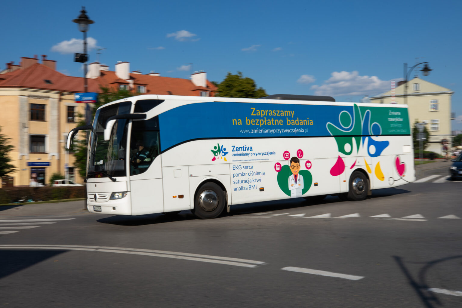 Na zdjęciu duży autobus z napisem: zapraszamy na bezpłatne badania - grafika artykułu