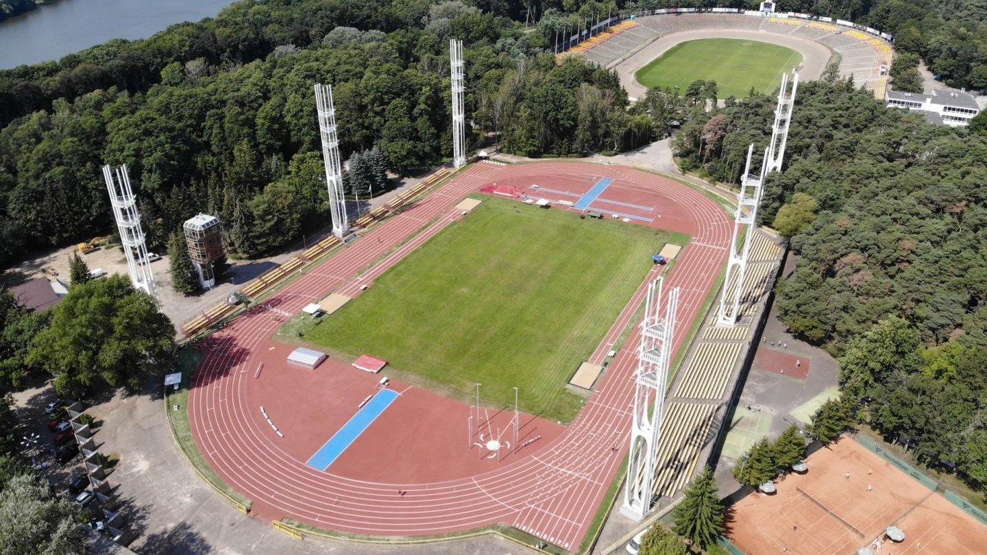 Boisko do piłki nożnej i lekkoatletyki z lotu ptaka.