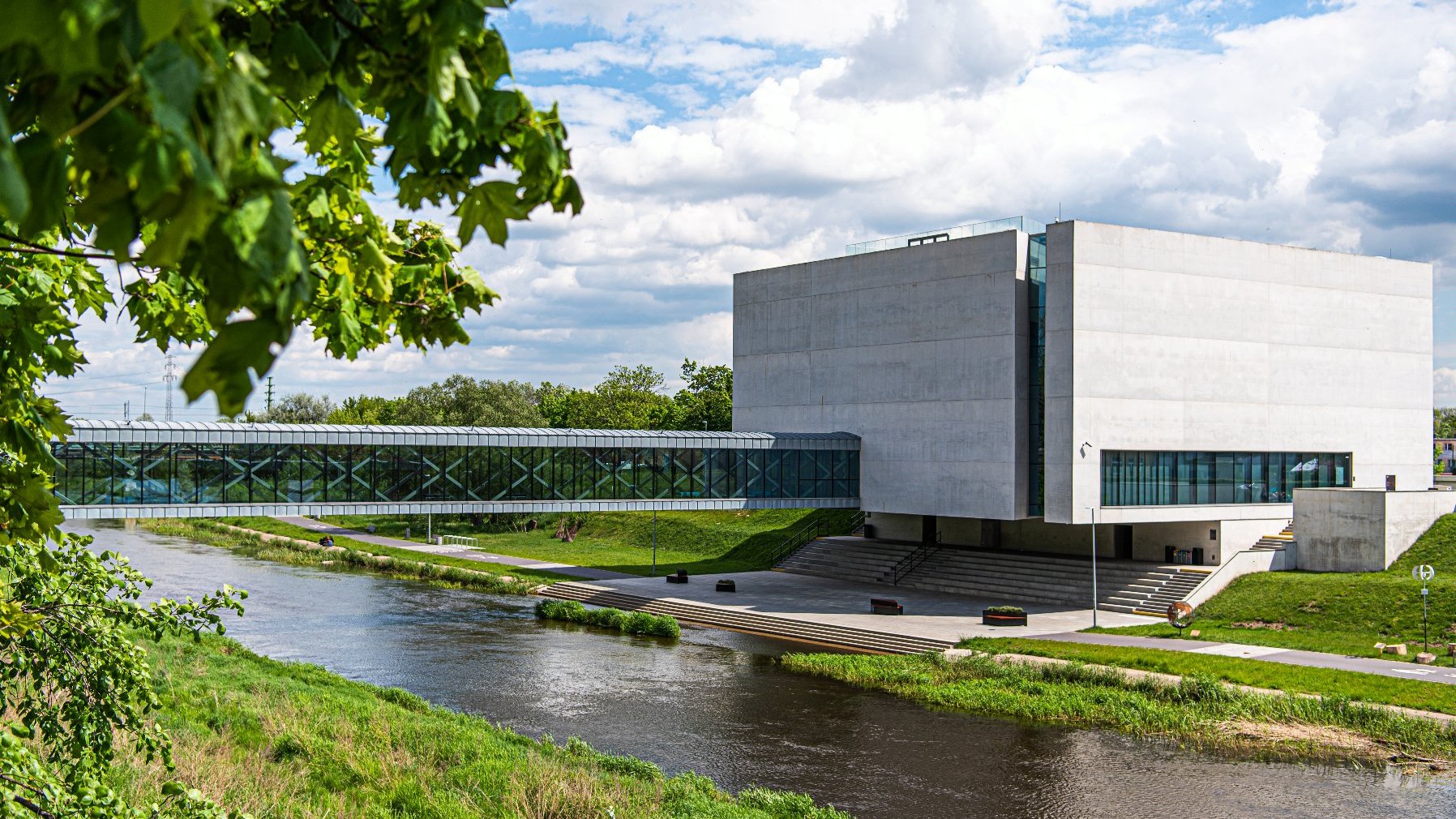 Galeria zdjęć przedstawia jedno z poznański osiedli - Śródkę.