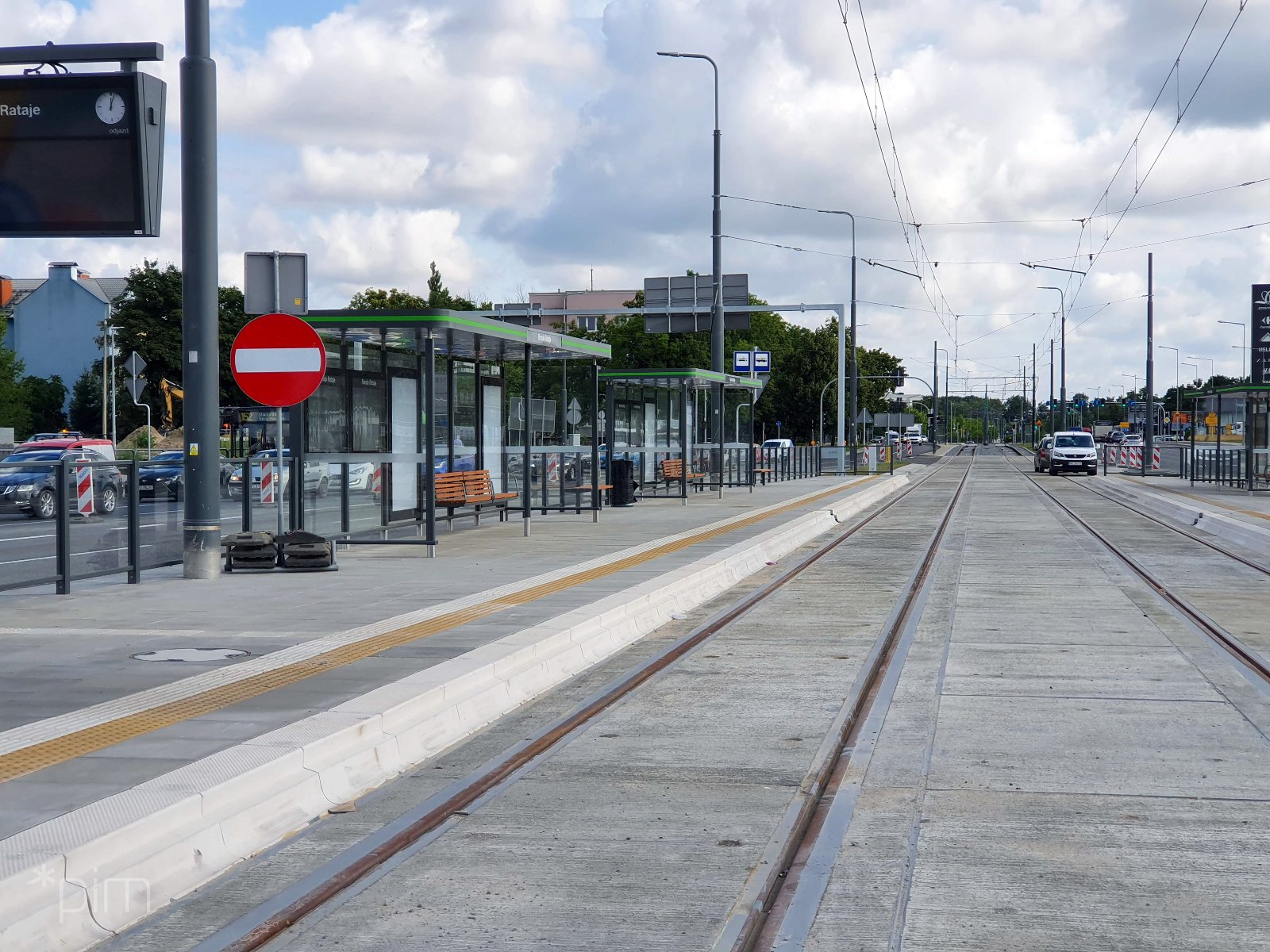 na zdjęciu rondo Rataje, na pierwszym planie tory tramwajowe, po lewej stronie widać dwie wiaty przystankowe - grafika artykułu