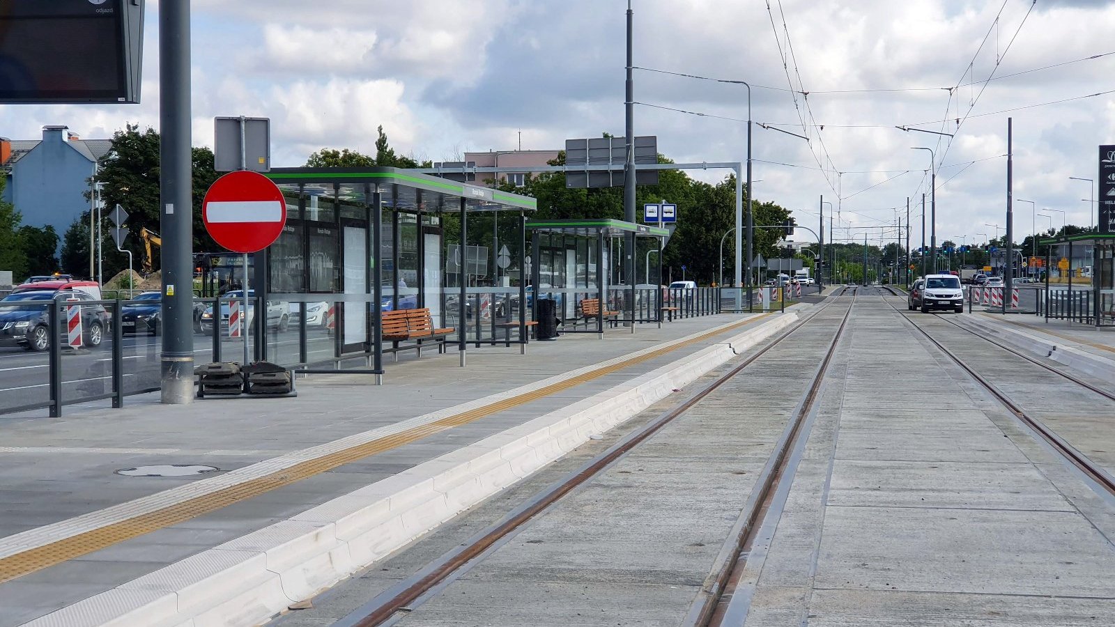 na zdjęciu rondo Rataje, na pierwszym planie tory tramwajowe, po lewej stronie widać dwie wiaty przystankowe