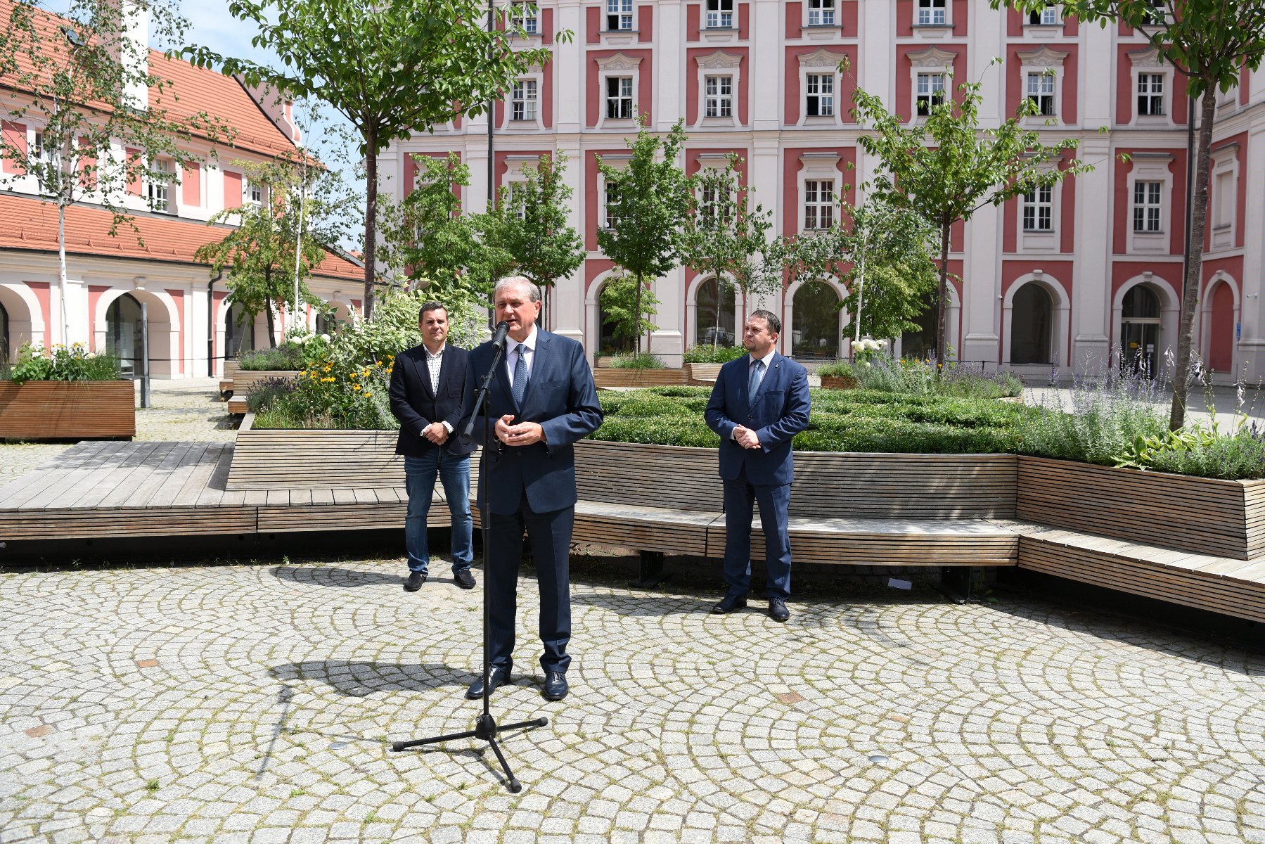 Galeria zdjęć przedstawia konferencję prasową poświęconą Narodowemy Spisowi Powszechnemy. Na zdjęciach: Stanisław Tamm, sekretarz Miasta, Wojciech Kasprzak, dyrektor Wydziału Oraganizacyjnego UMP oraz Marcin Szymkowiak, zastępca Dyrektora Urzędu Statystycznego w Poznaniu. - grafika artykułu