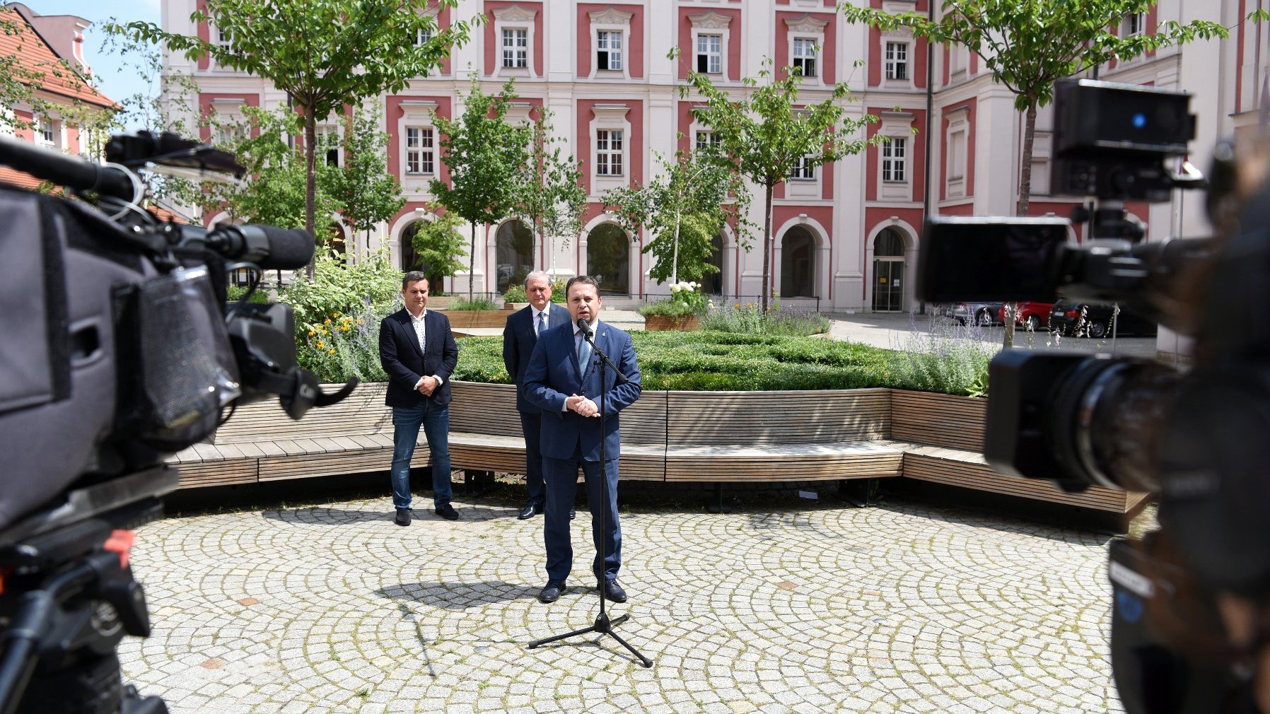 Galeria zdjęć przedstawia konferencję prasową poświęconą Narodowemy Spisowi Powszechnemy. Na zdjęciach: Stanisław Tamm, sekretarz Miasta, Wojciech Kasprzak, dyrektor Wydziału Oraganizacyjnego UMP oraz Marcin Szymkowiak, zastępca Dyrektora Urzędu Statystycznego w Poznaniu.