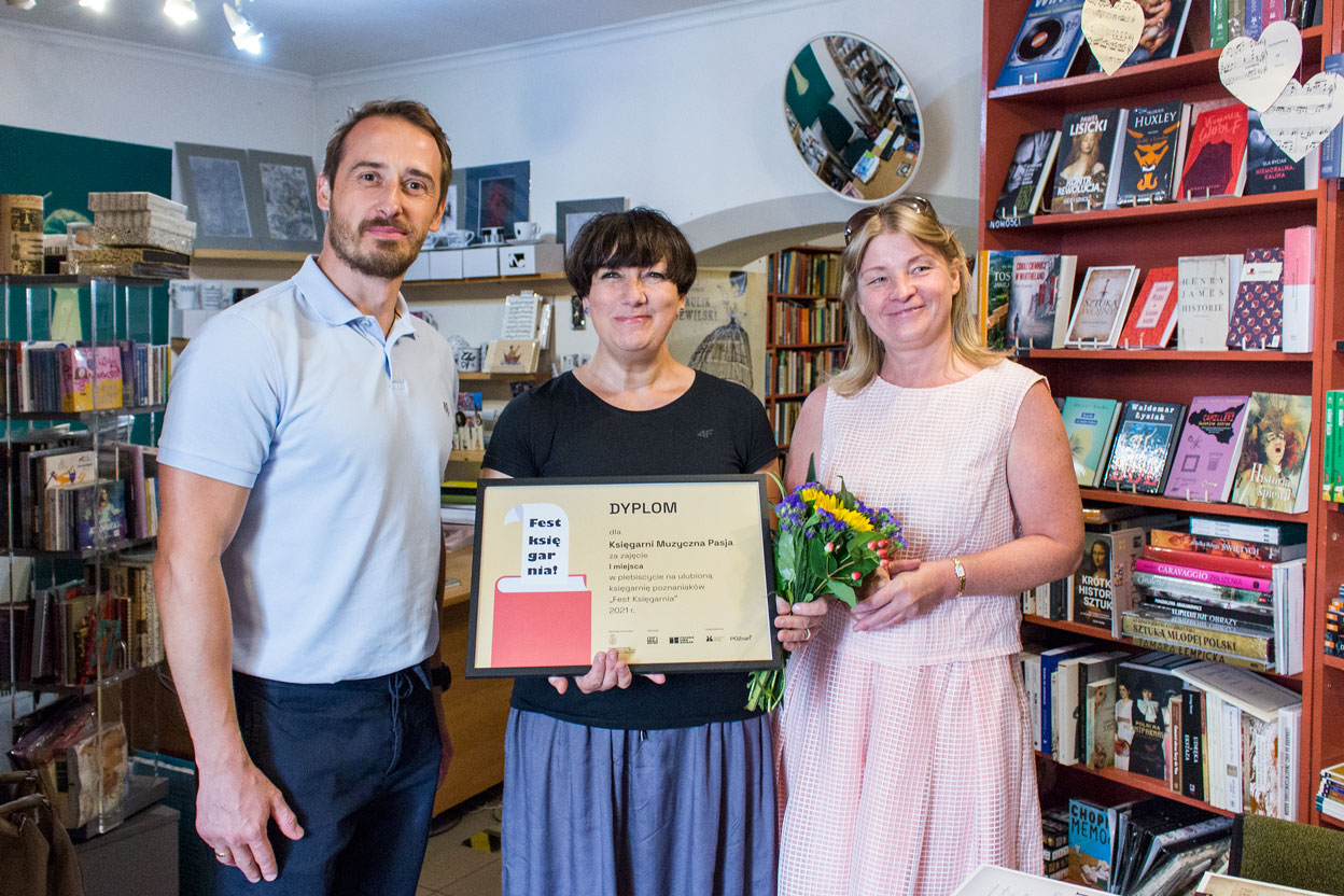 Galeria zdjęć przedstawia radnego Grzegorza Jurę, dyrektorkę Wydawnictwa Miejskiego Posnania oraz laureatów plebiscytu "Fest Księgarnia". - grafika artykułu