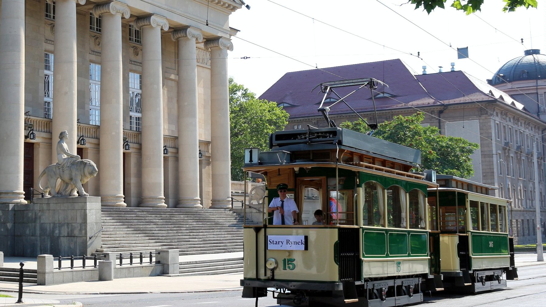 Zdjęcie przedstawia tramwaj przejeżdżający koło Opery.