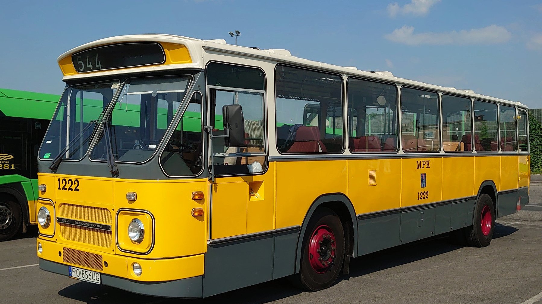 Zdjęcie przedstawia zabytkowy żółty autobus.