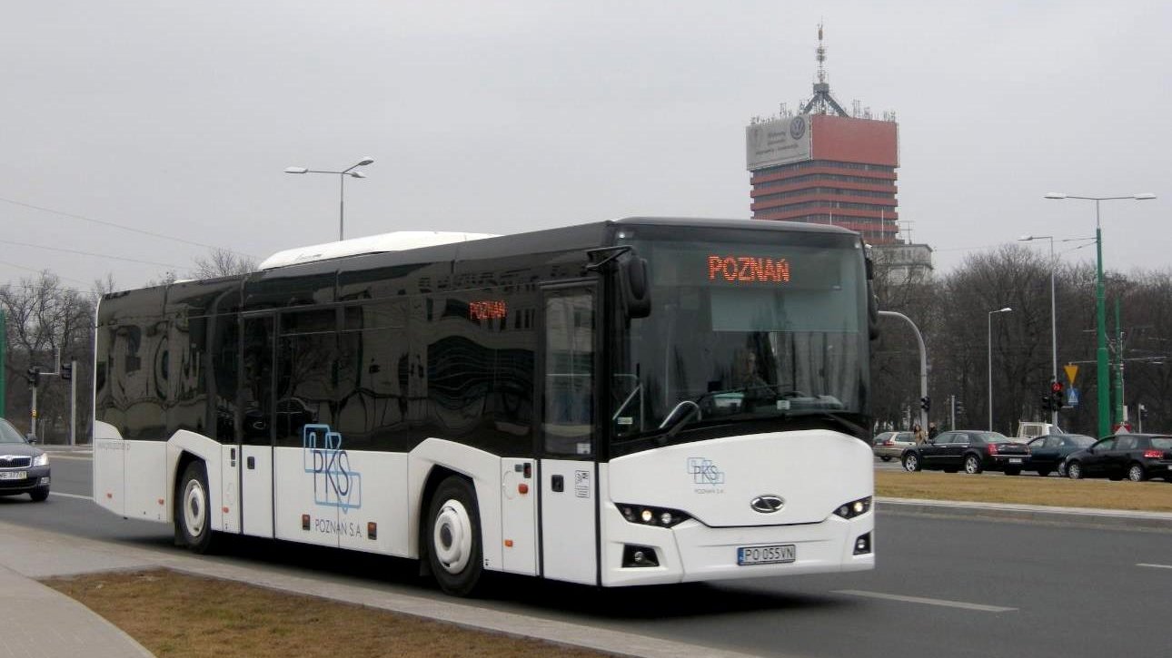 Zdjęcie przedstawia jadący autobus.