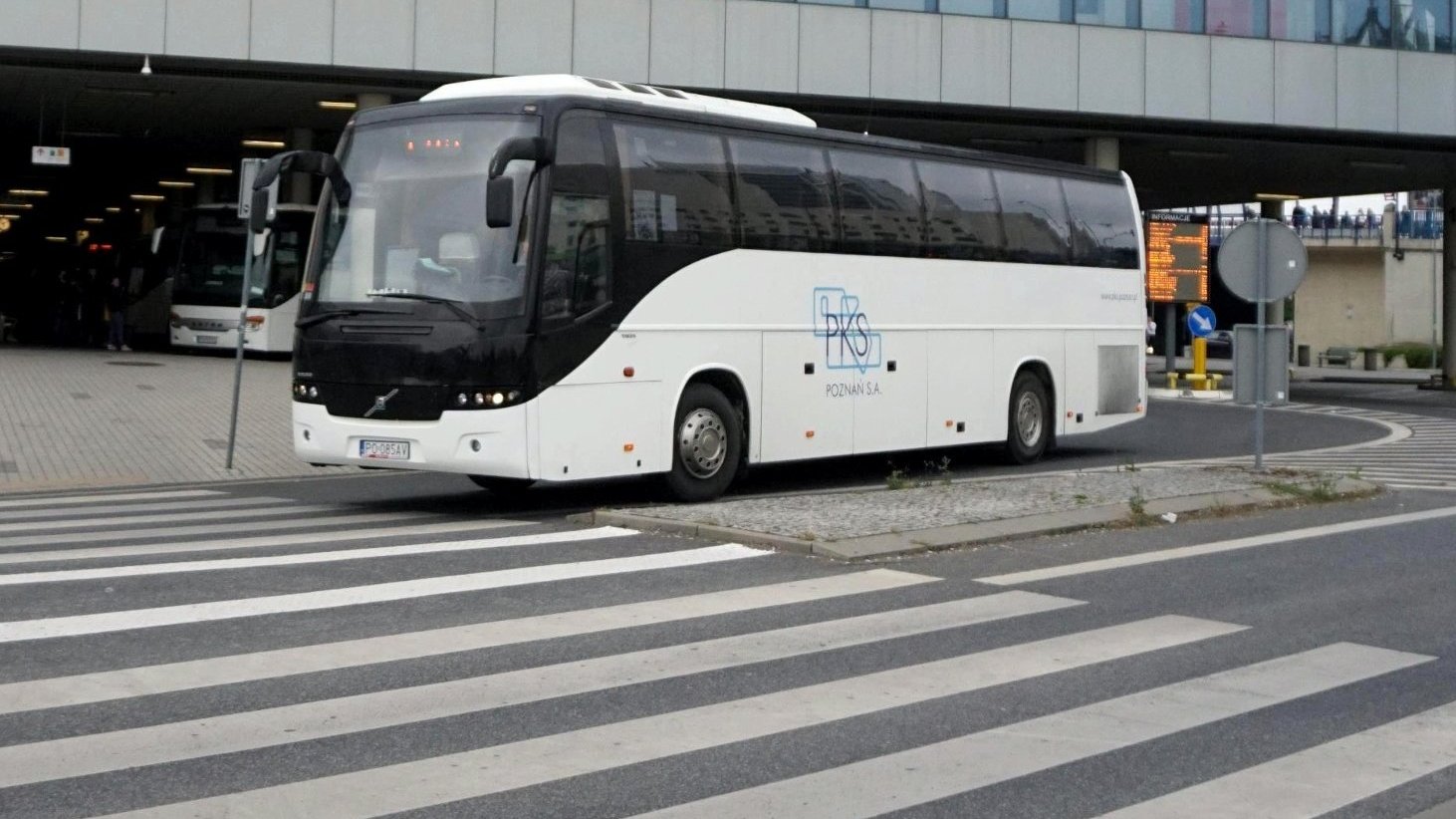 Zdjęcie przedstawia jadący autobus.