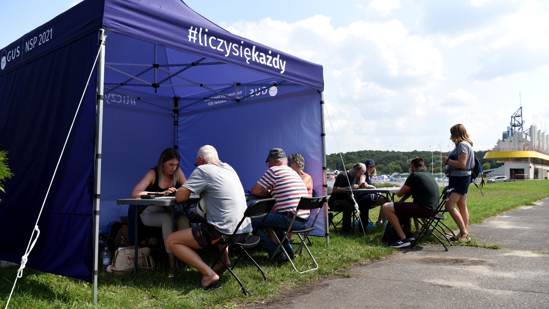 Galeria zdjęć przedstawia mobilny punkt spisowy.