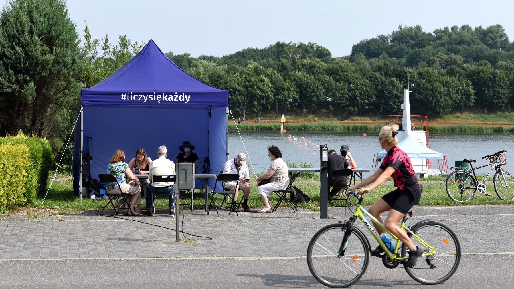 Galeria zdjęć przedstawia mobilny punkt spisowy.