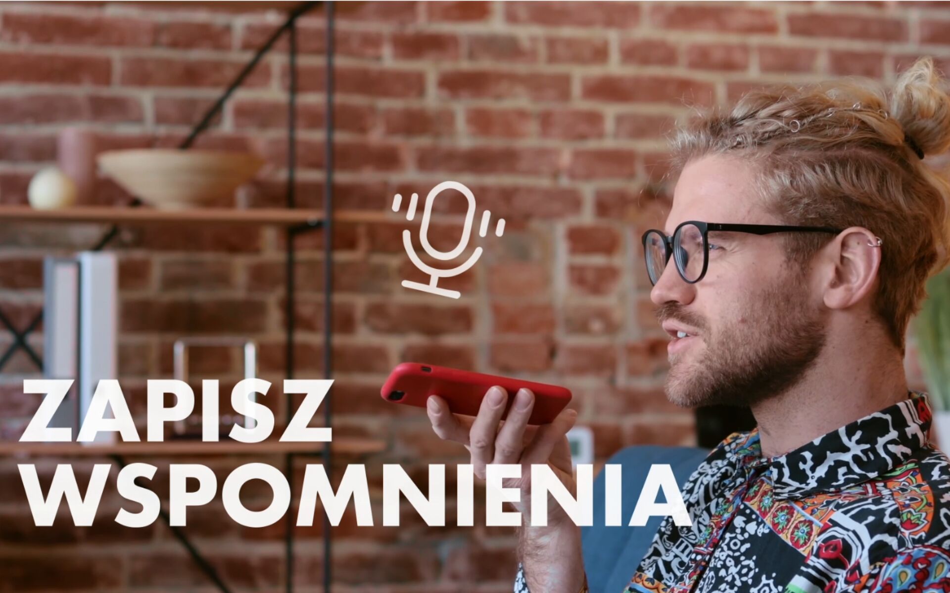 Zdjęcie: młody mężczyzna mówiący do trzymanego w dłoni telefonu, poniżej napis: zapisz wspomnienia - grafika artykułu