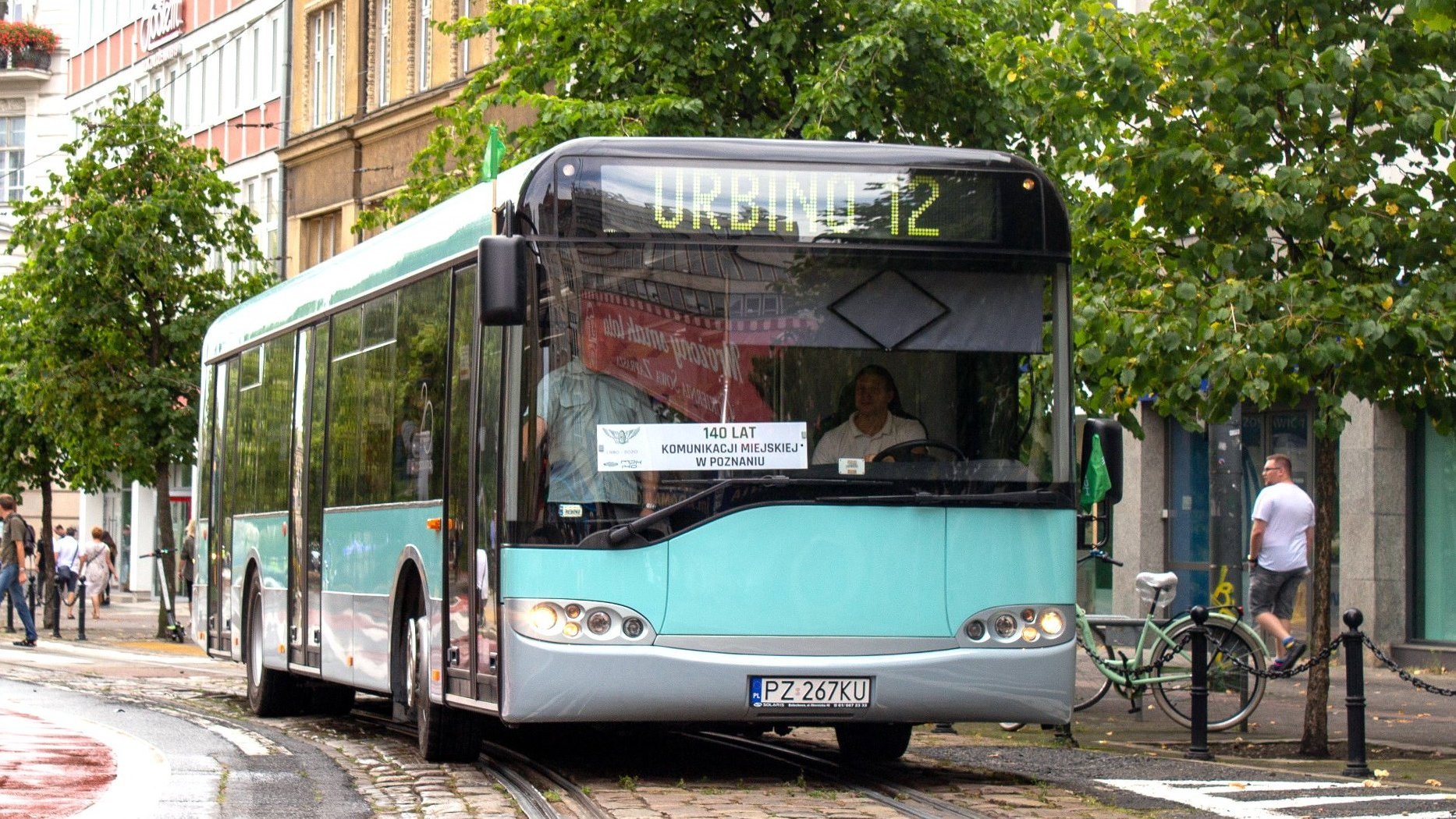 Zdjęcie przedstawia autobus.