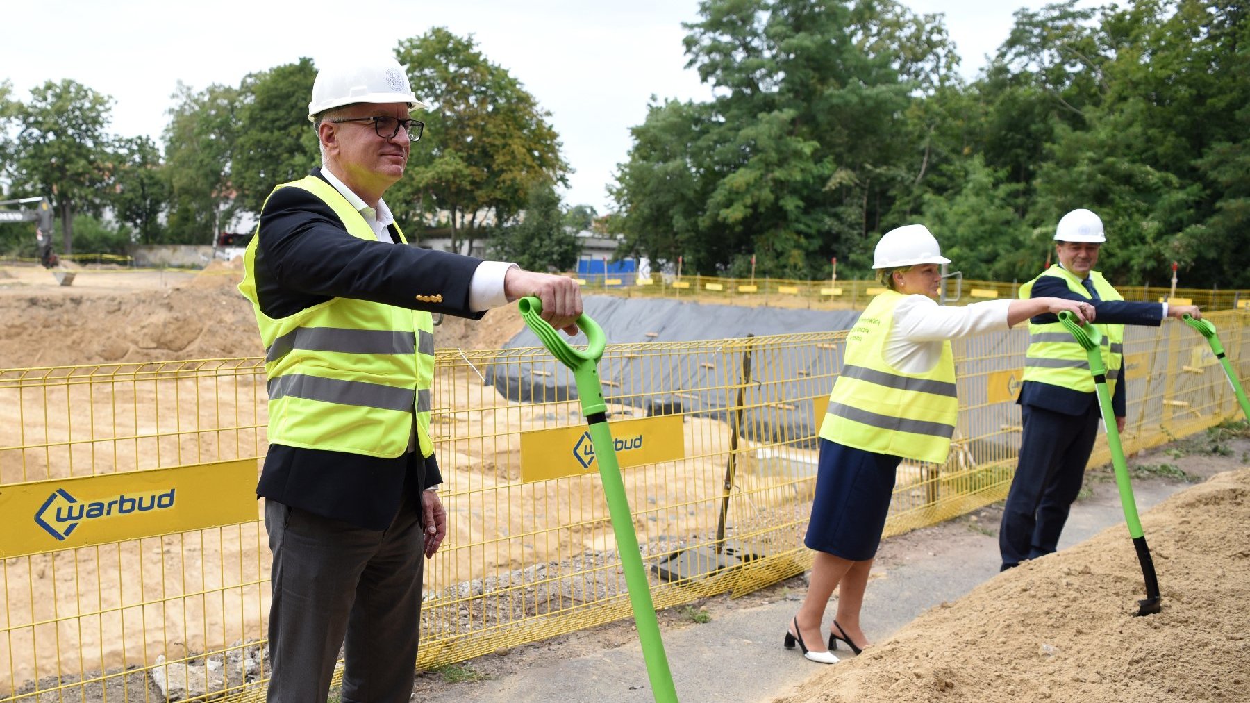 Zdjęcie przedstawia uroczystość inauguracji budowy Centralnego Zintegrowanego Szpitala Klinicznego.