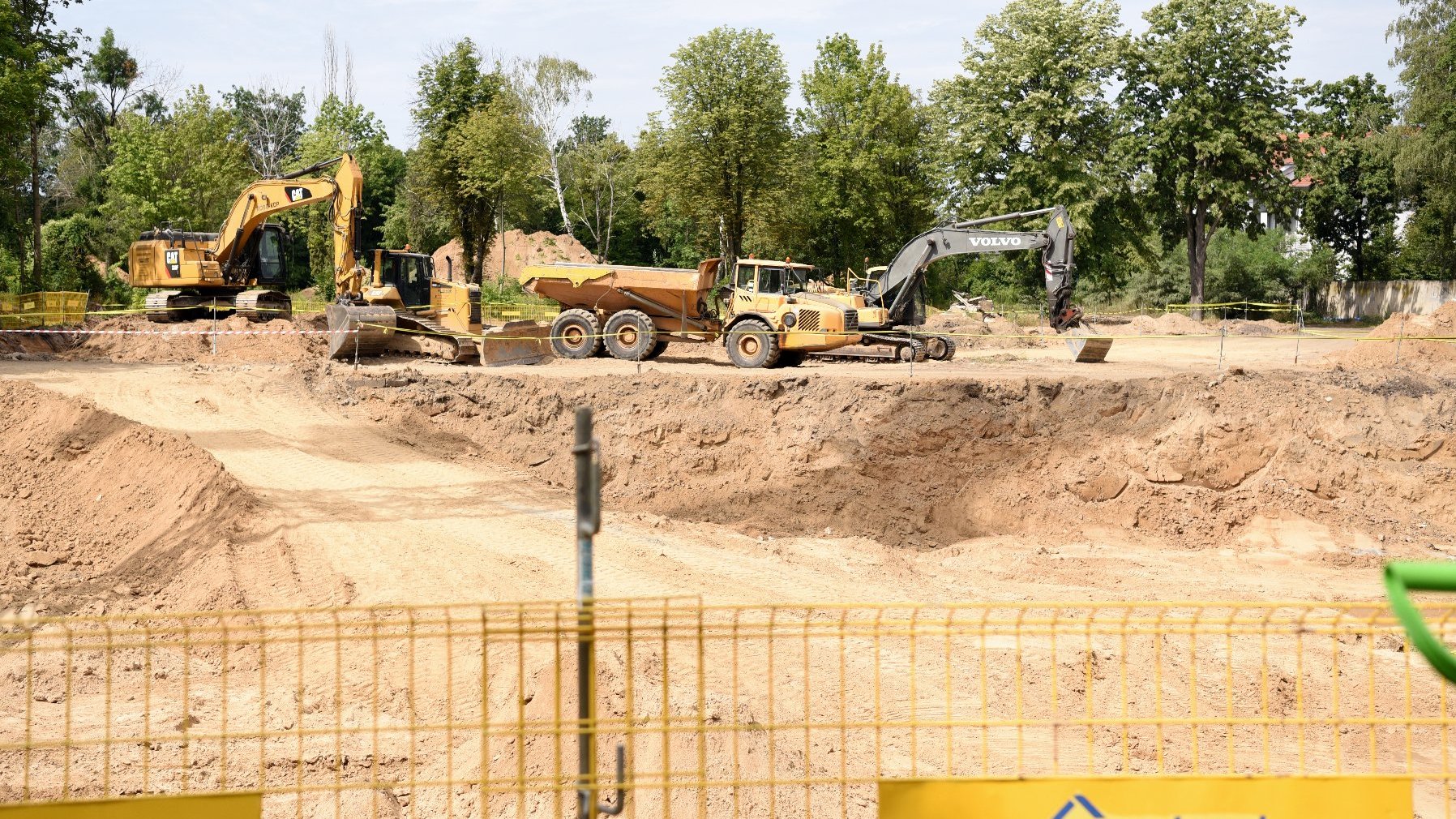 Zdjęcie przedstawia uroczystość inauguracji budowy Centralnego Zintegrowanego Szpitala Klinicznego.