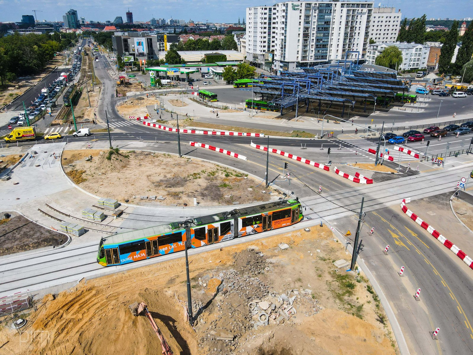 Rondo Rataje z lotu ptaka, w centrum tramwaj na torowisku - grafika artykułu