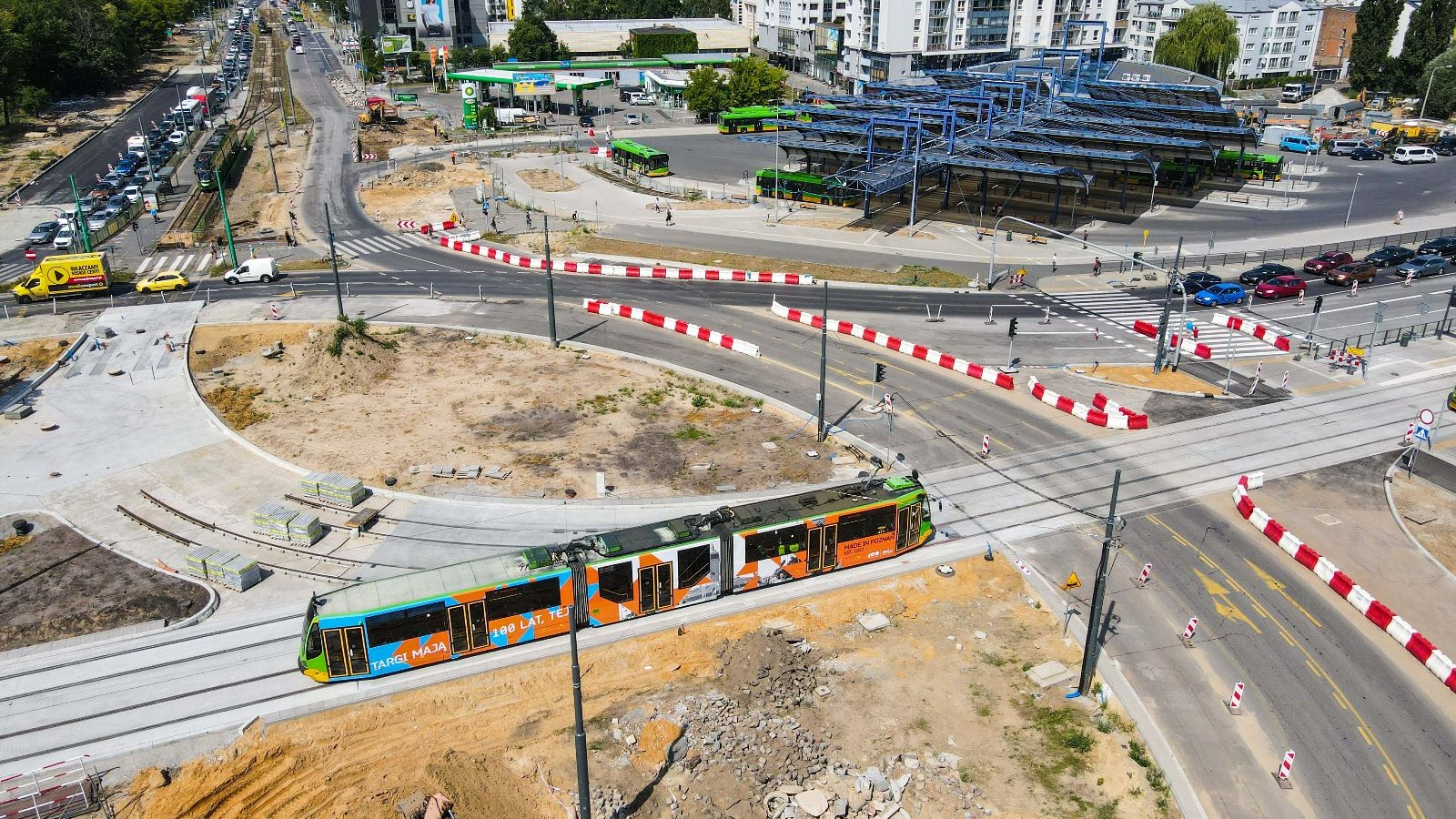 Rondo Rataje z lotu ptaka, w centrum tramwaj na torowisku