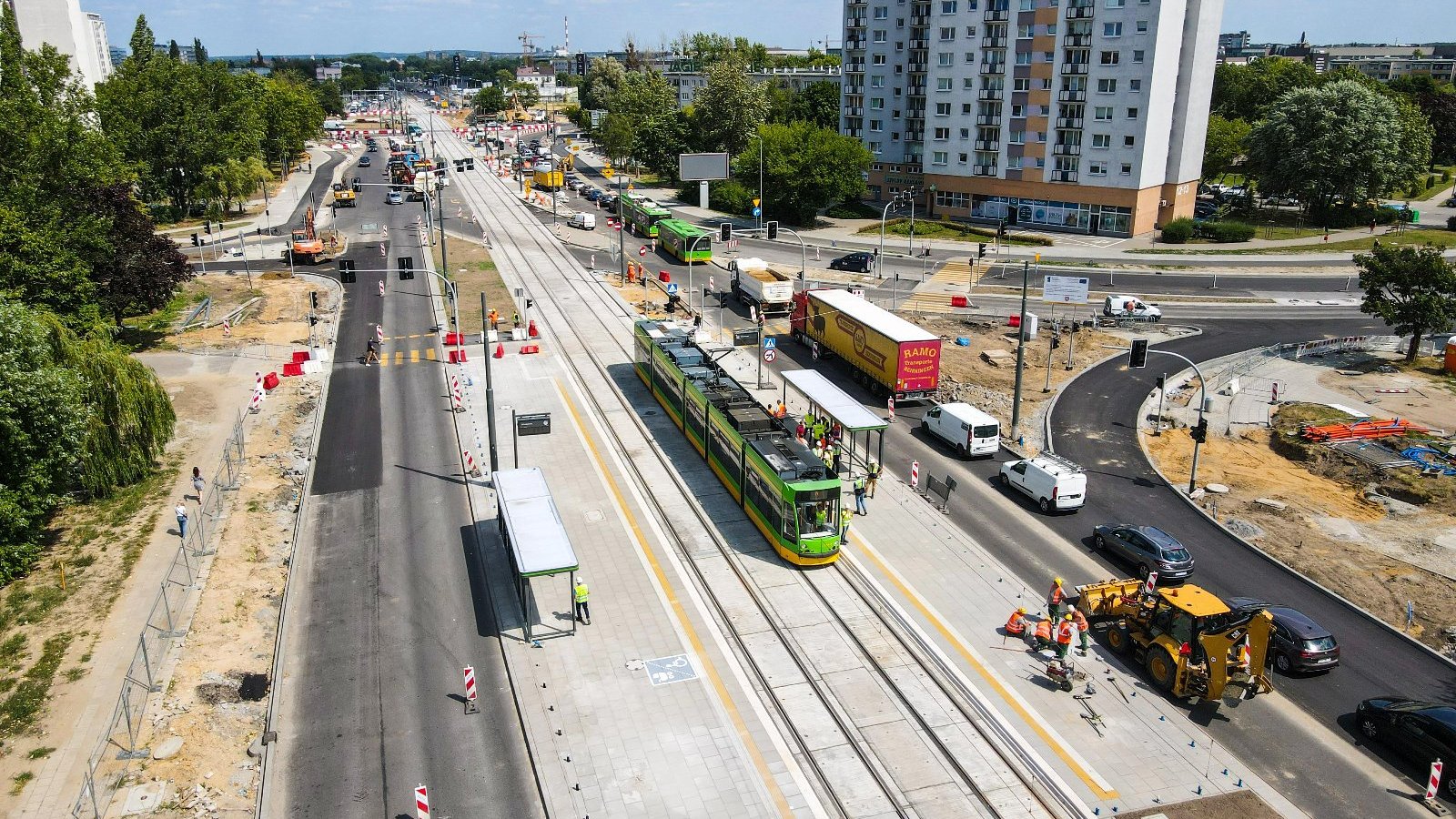 Rondo Rataje z lotu ptaka, w centrum tramwaj na torowisku, w tle wieżowiec