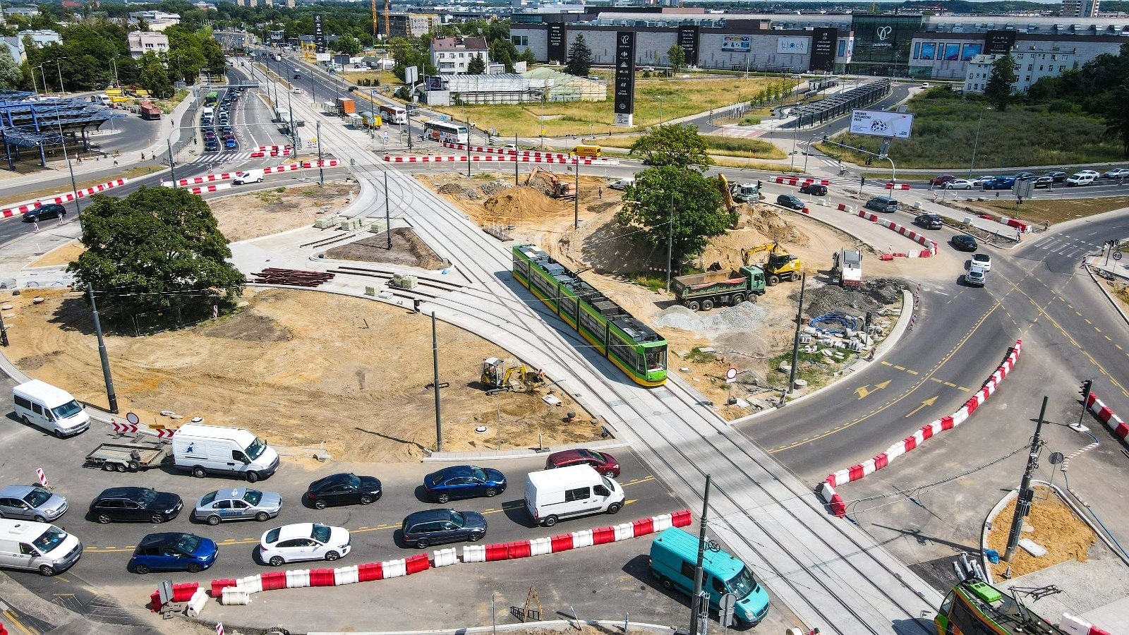 Rondo Rataje z lotu ptaka, widok na całe rondo, w centrum tramwaj na torowisku, w tle wieżowiec