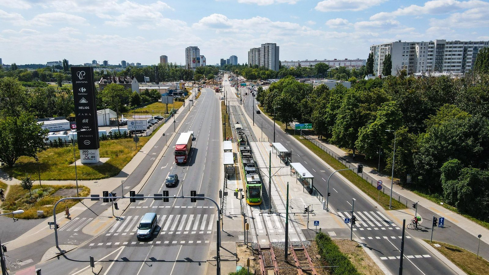 Rondo Rataje z lotu ptaka, widok od strony galerii handlowej