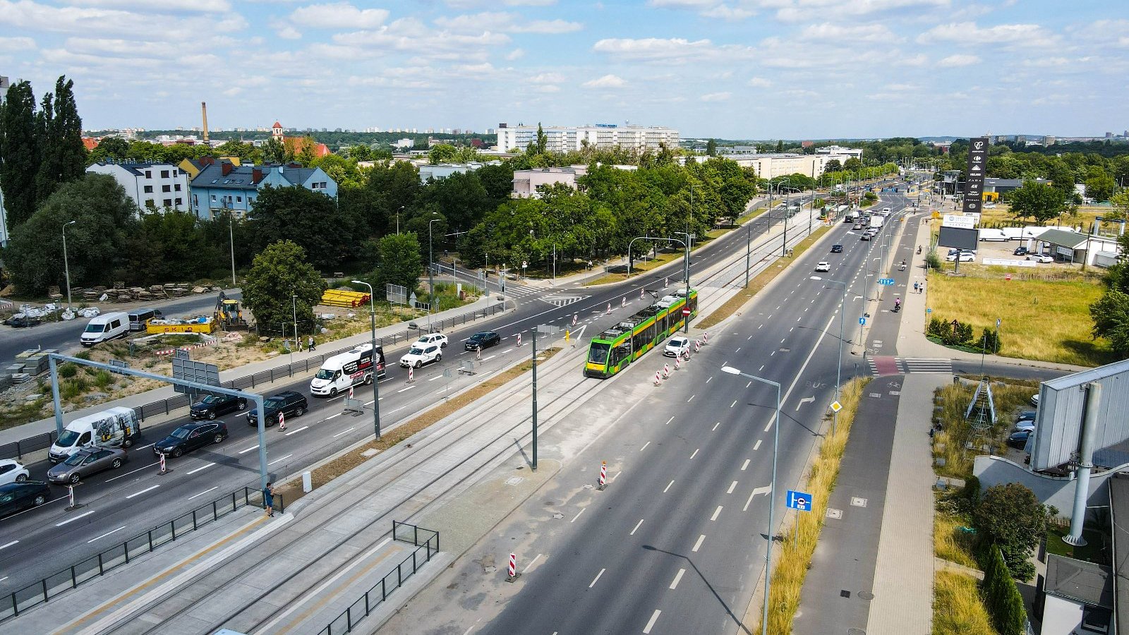 Wjazd na rondo Rataje z lotu ptaka, w centrum tramwaj