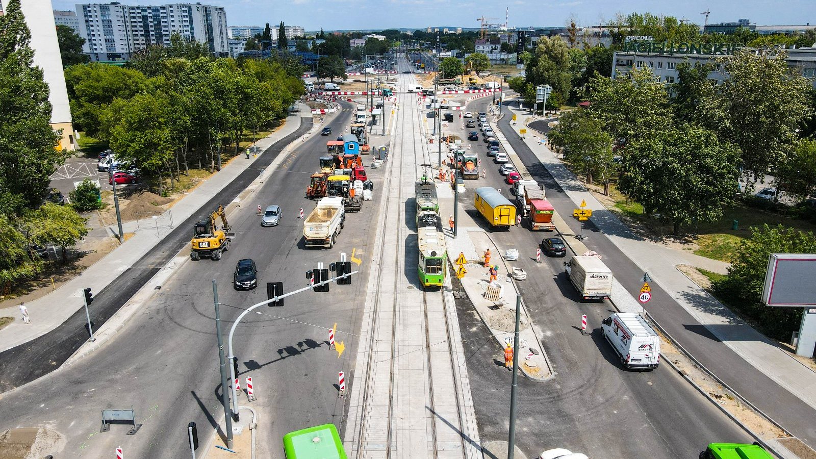 Widok na rondo Rataje, w centrum tramwaj i pojazdy budowy