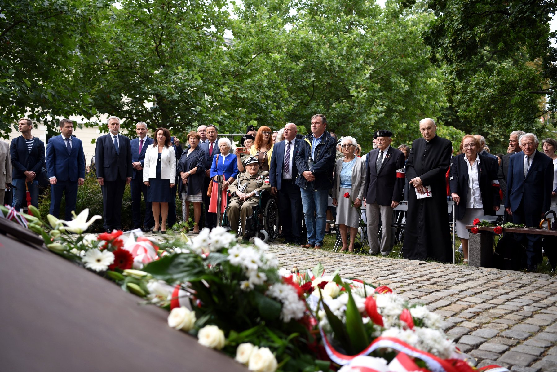 Galeria zdjęć przedstawia poznańskie uroczystości 77. rocznicy Powstania Warszawskiego. - grafika artykułu