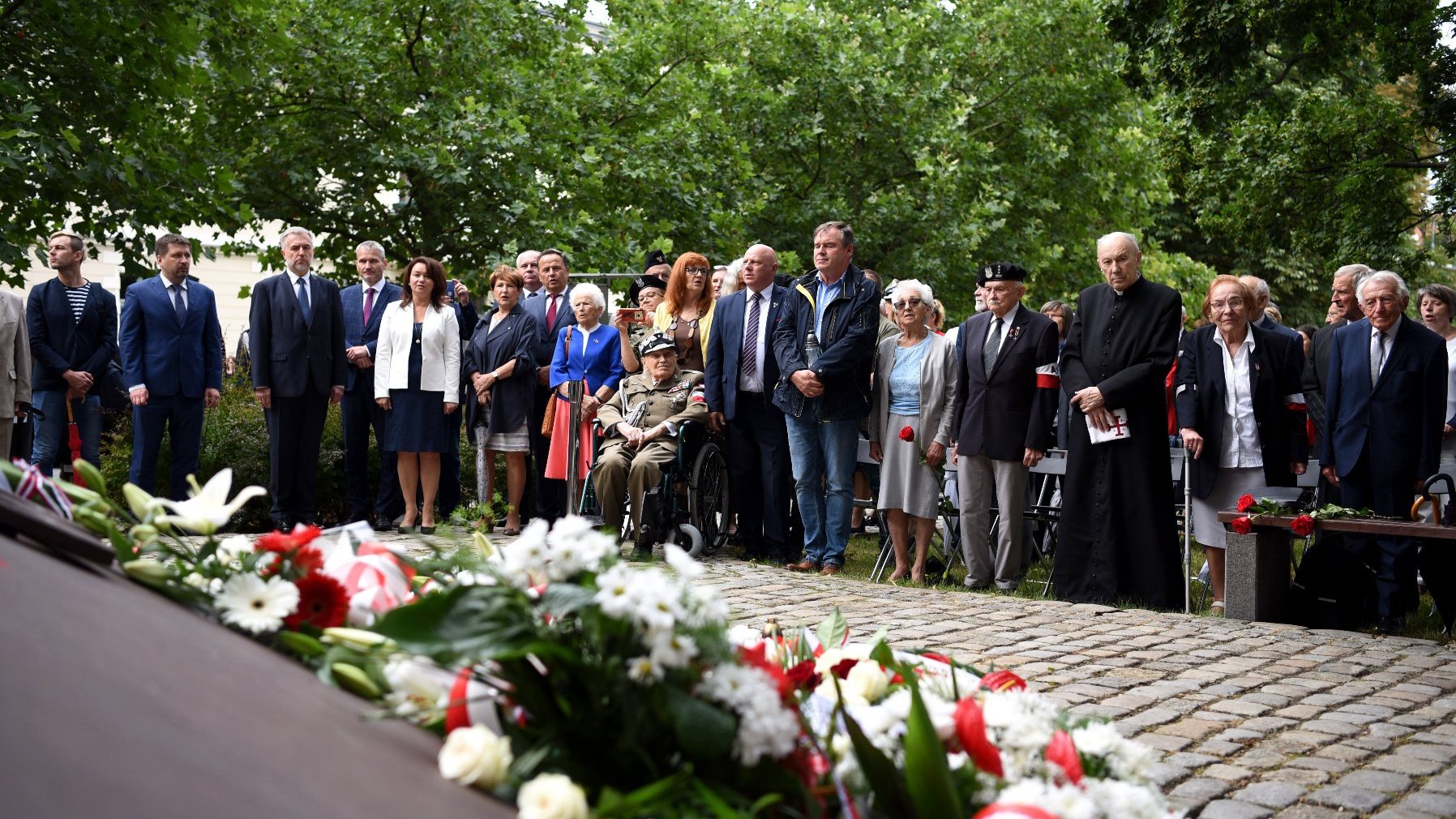 Galeria zdjęć przedstawia poznańskie uroczystości 77. rocznicy Powstania Warszawskiego.