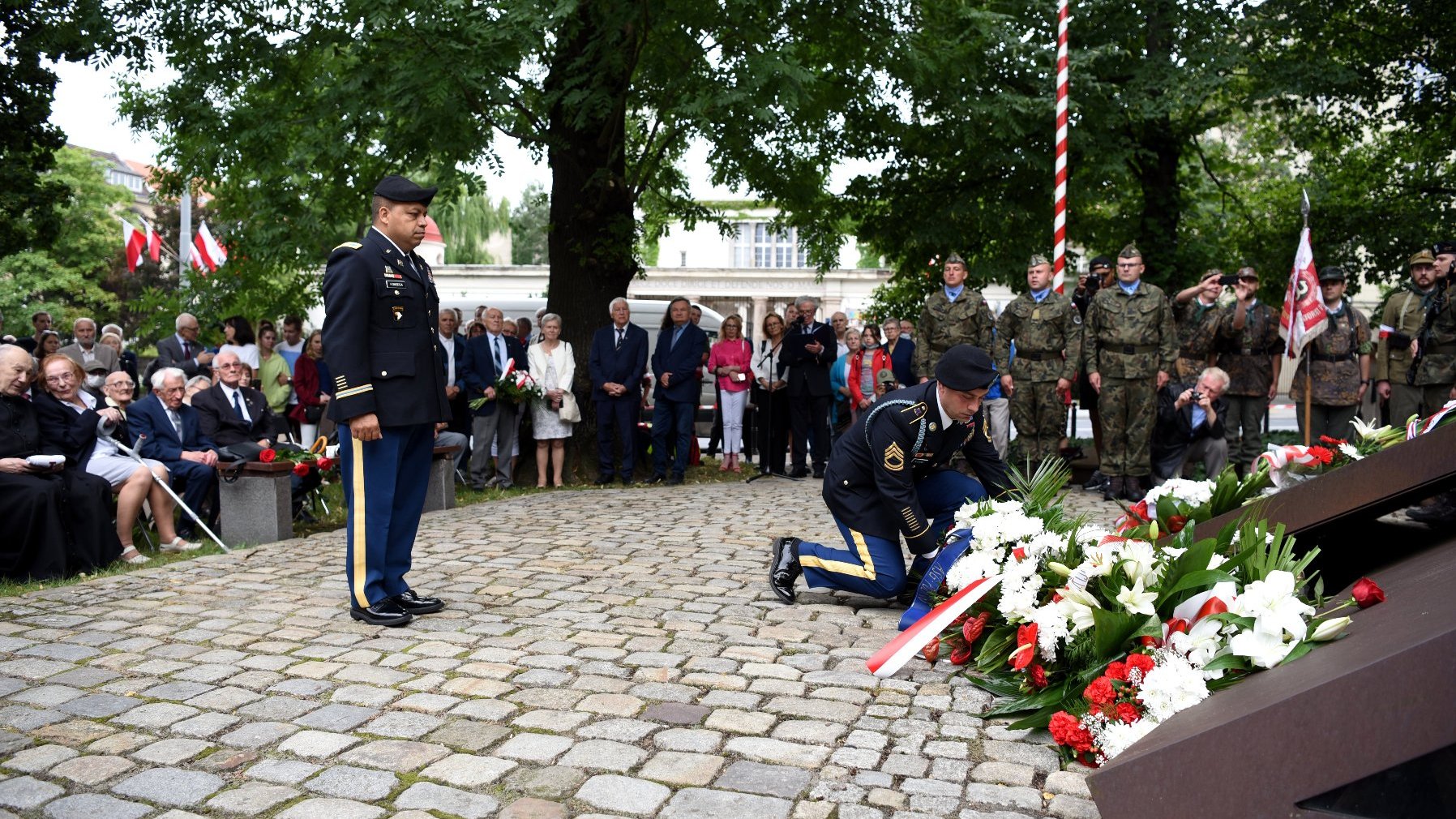 Galeria zdjęć przedstawia poznańskie uroczystości 77. rocznicy Powstania Warszawskiego.