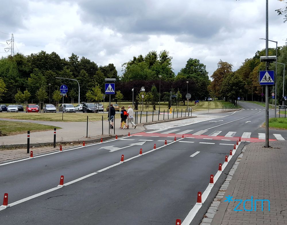 Galeria zdjęć przedstawia odcinek al. Armii Poznań. Na fotografiach widać jezdnie, samochody i pieszych na chodniku. - grafika artykułu