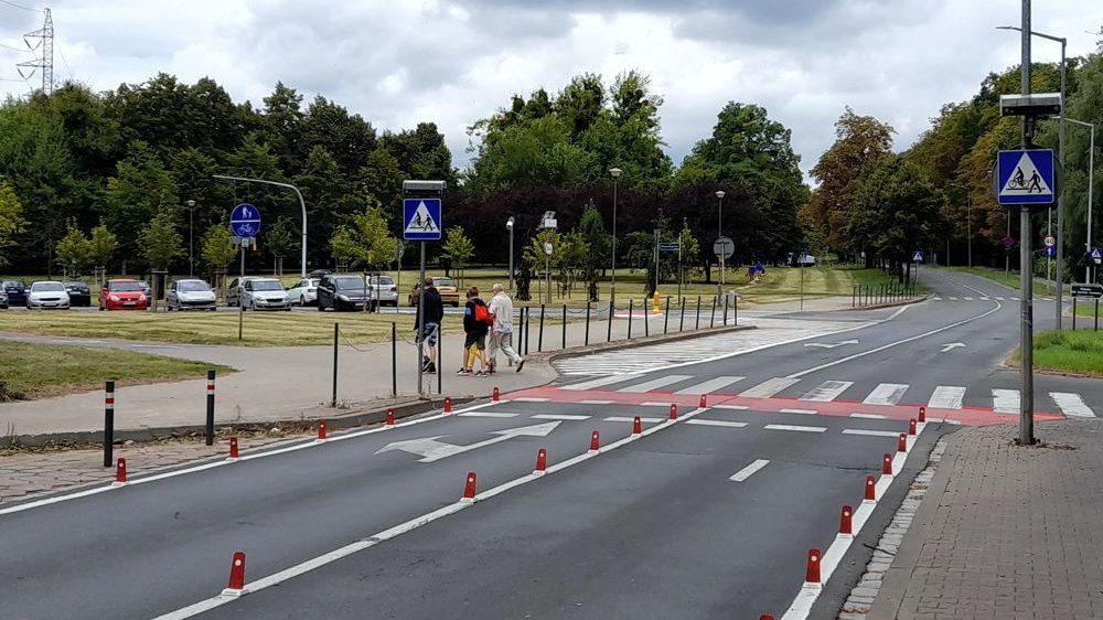 Galeria zdjęć przedstawia odcinek al. Armii Poznań. Na fotografiach widać jezdnie, samochody i pieszych na chodniku.