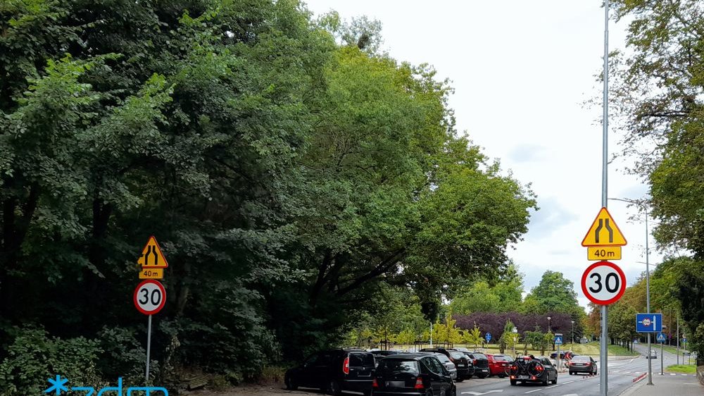 Galeria zdjęć przedstawia odcinek al. Armii Poznań. Na fotografiach widać jezdnie, samochody i pieszych na chodniku.