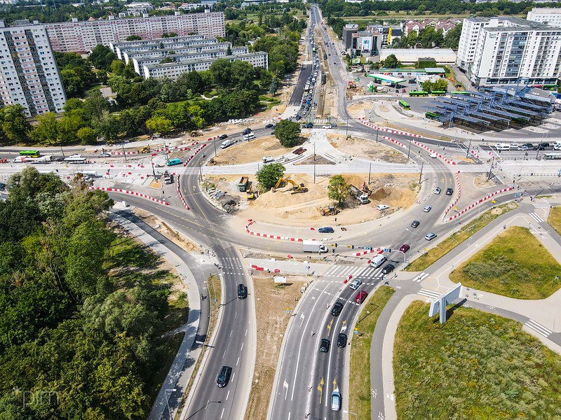 Galeria zdjęć przedstawia rondo Rataje widziane z góry. - grafika artykułu