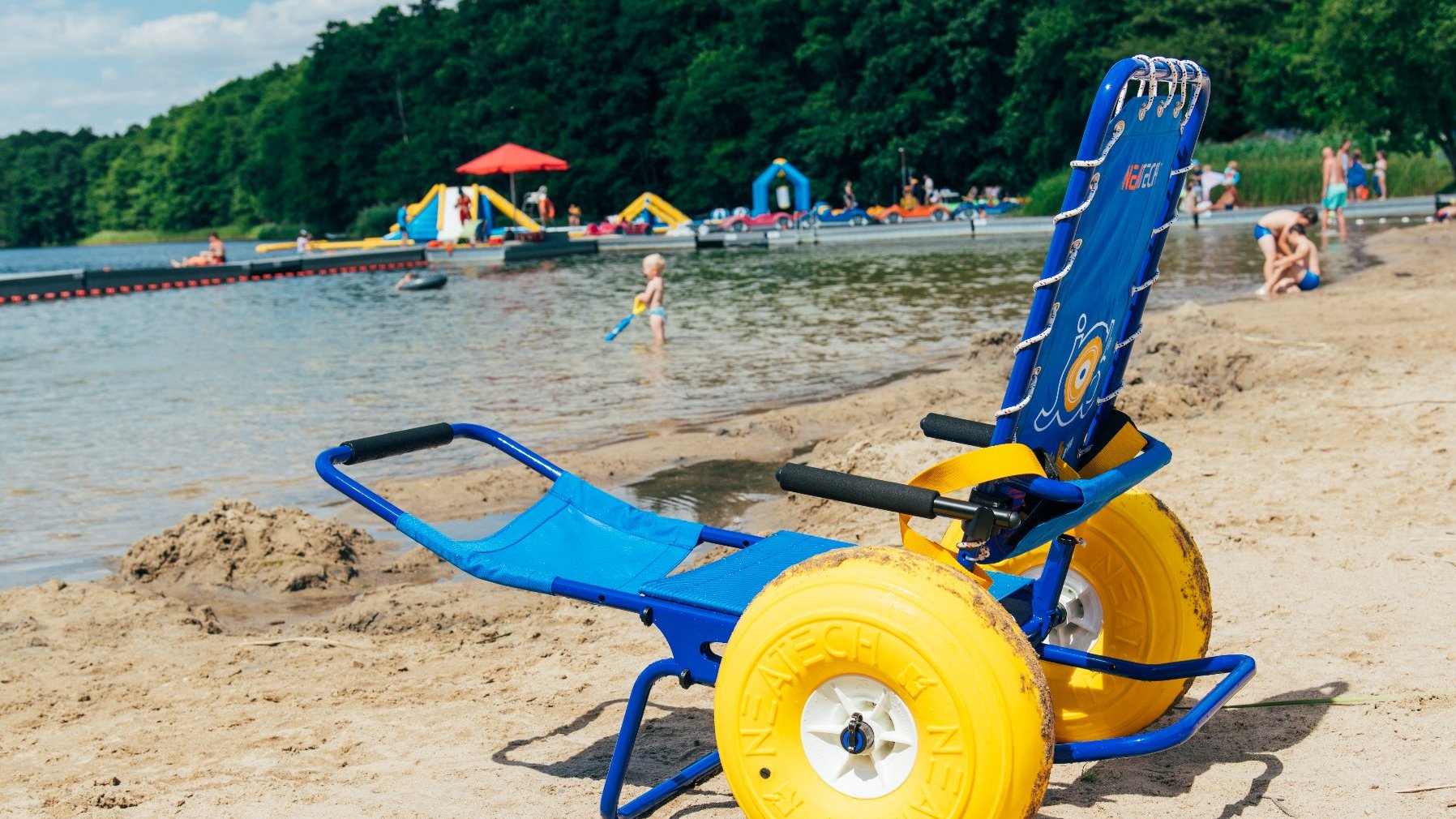 Zdjęcie przedstawia wózek amfibię stojący na plaży.