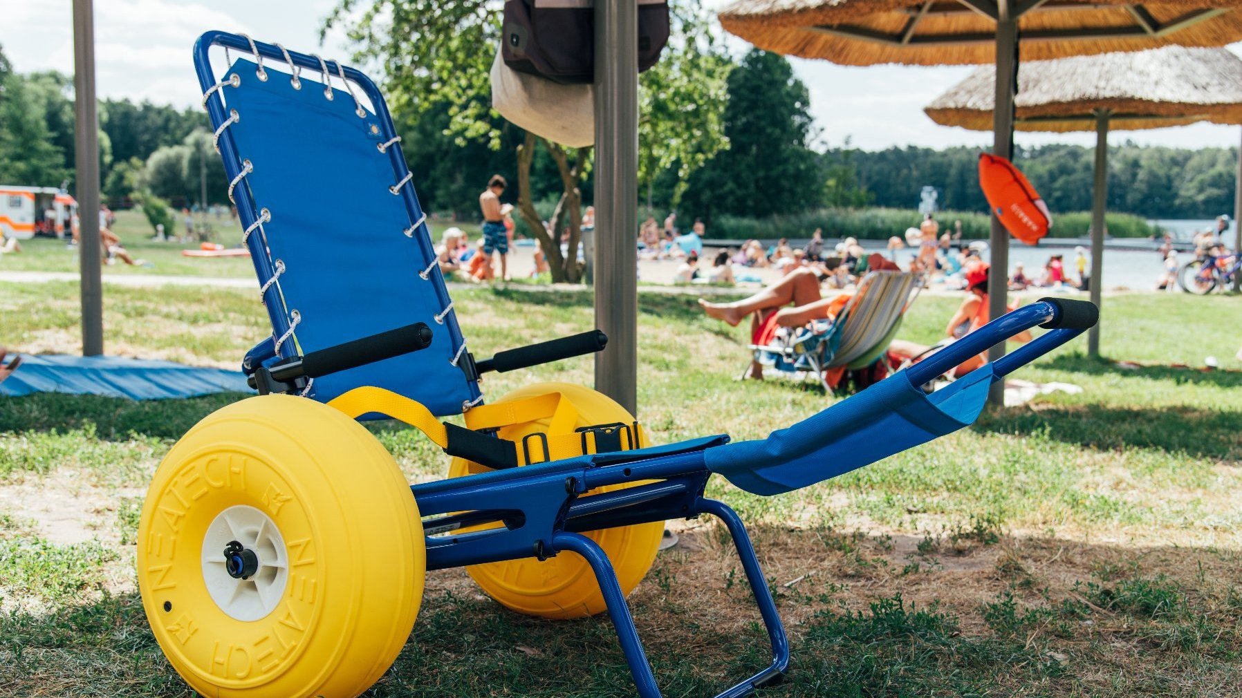 Zdjęcie przedstawia wózek amfibię stojący na plaży.