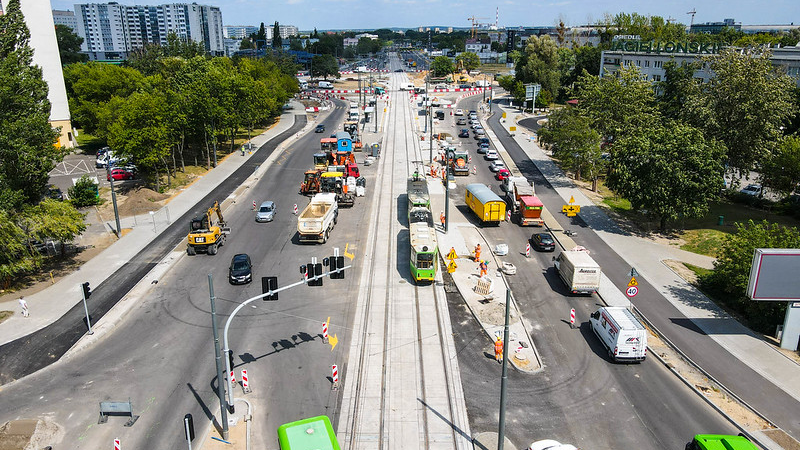 Rondo Rataje z lotu ptaka, widok na ul. Zamenhofa, w centrum zdjęcia torowisko i tramwaj