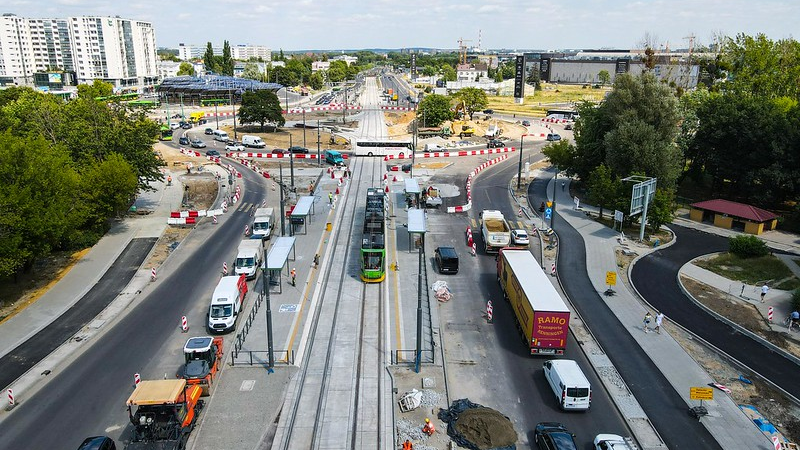 Rondo Rataje z lotu ptaka, widok na całe rondo, w tle dworzec autobusowy