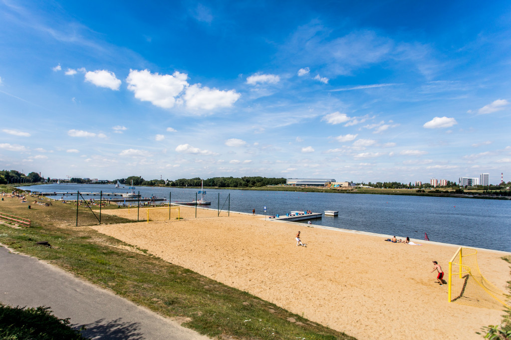 Na pierwszym planie plaża kąpieliska nad Maltą. W tle Termy Maltańskie. - grafika artykułu