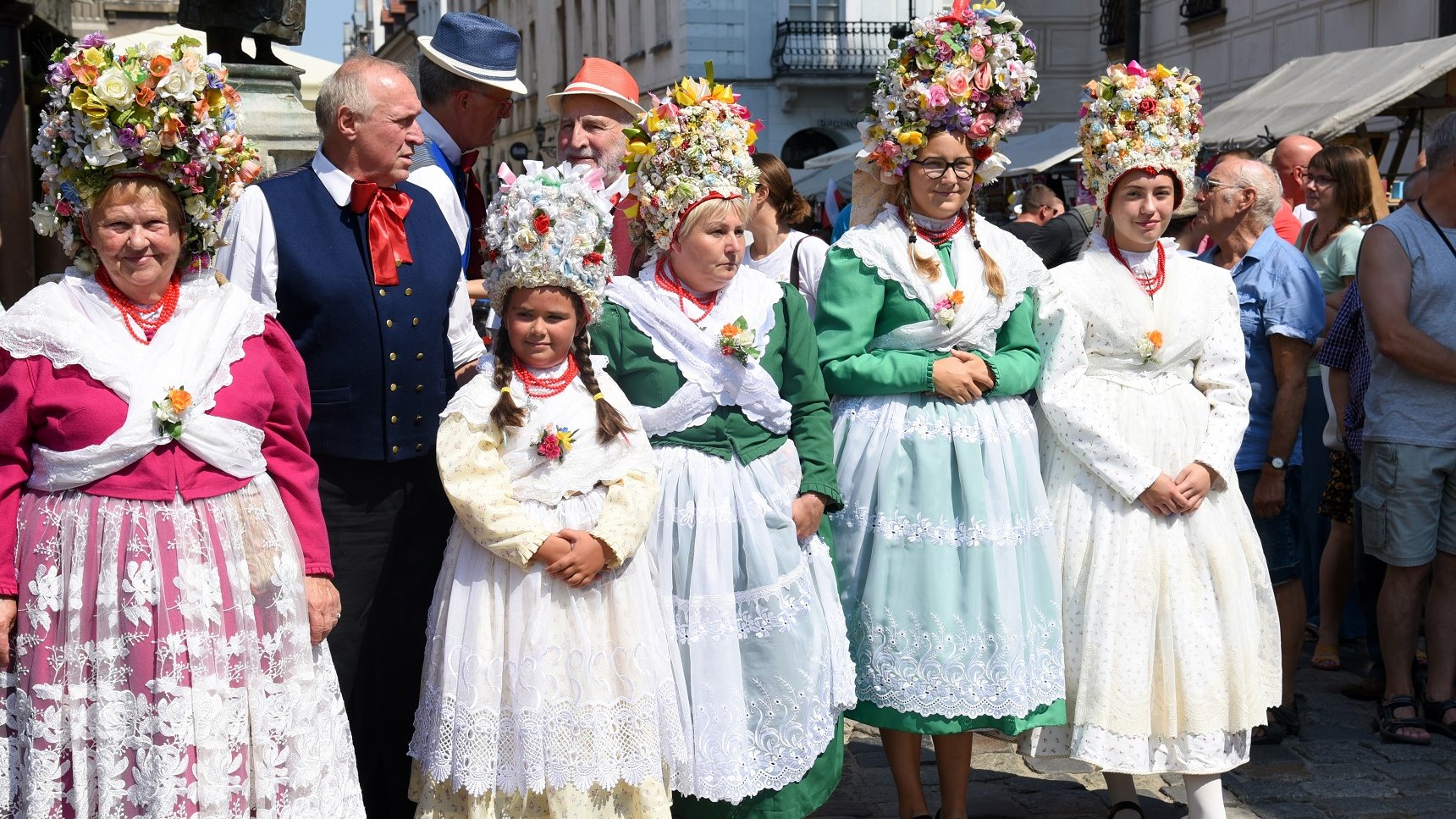 Bambrzy w kolorowych strojach. - grafika artykułu