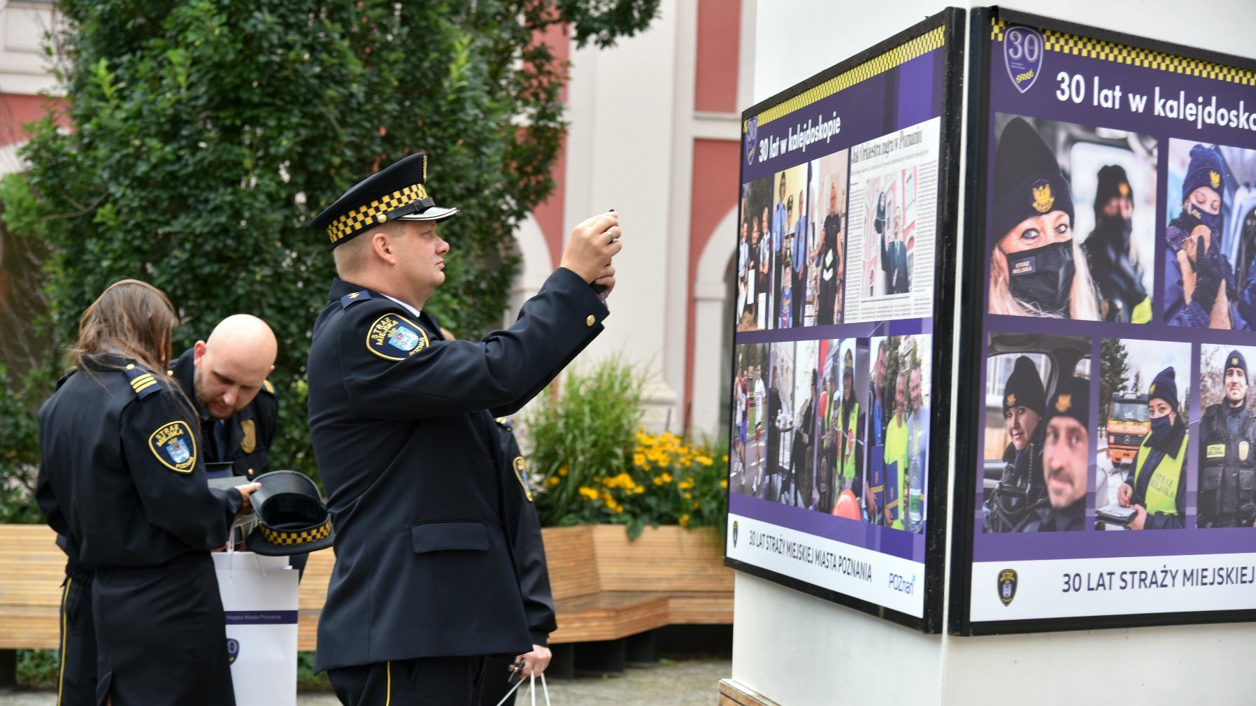 Galeria zdjęć przedstawia wystawę na dziedzińcu urzędu miasta.