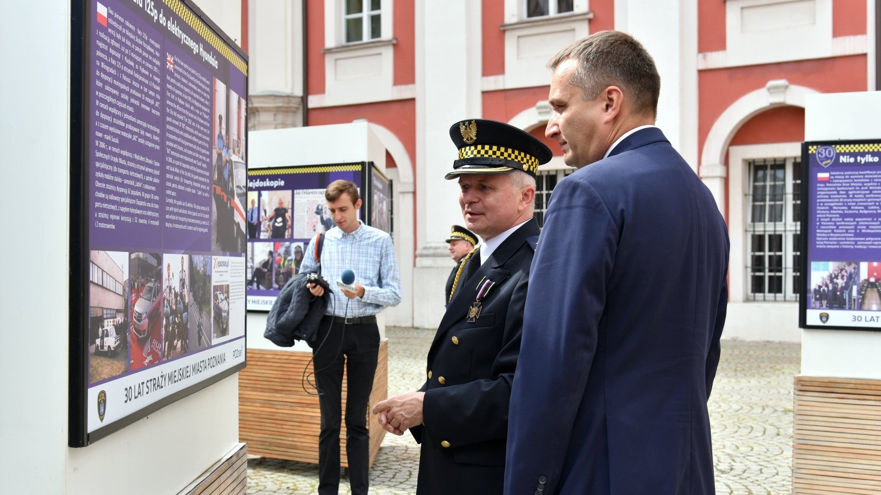 Galeria zdjęć przedstawia wystawę na dziedzińcu urzędu miasta.