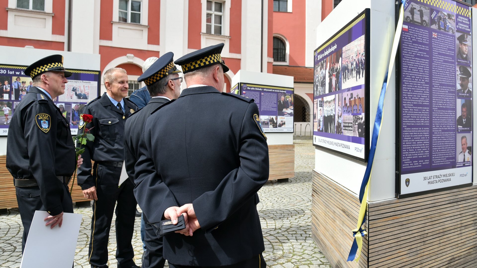 Galeria zdjęć przedstawia wystawę na dziedzińcu urzędu miasta.